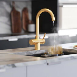 A boiling water tap in luxurious gold is perfect for washing pasta and other foods.