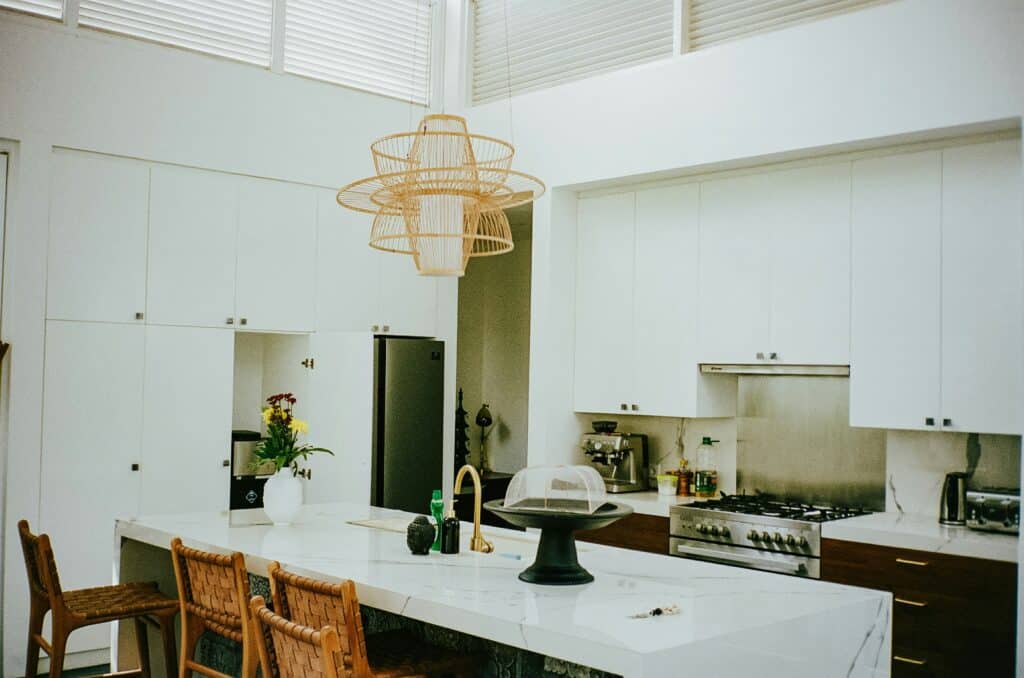 A tidy modern kitchen.